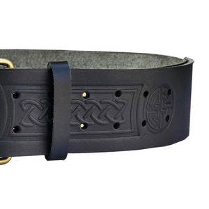 Traje Tradicional de las Tierras Altas, Diseño de Cinturón Negro con Espiral Celta, Cinturón de Cuero Repujado con Hebilla de Latón, Accesorio Escocés - Product Image 2