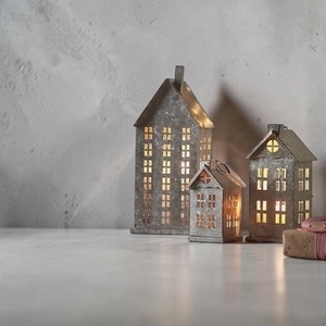 Lanternes modernes en métal en forme de maison avec fenêtres découpées, décorations de Noël artisanales, lumières de fête - Product Image 5