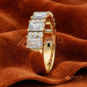 แหวนทองคำ 14k หรือ 18k สีเหลืองทอง ขัดเงาอย่างดี ประดับเพชรสำหรับวันครบรอบ หรือแหวนโมเสคเพชรทรงมรกตและทรงกลม - Product Image 2