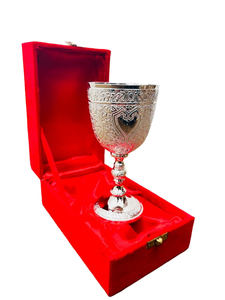 Copa de Vino con Grabado de Corazón Plateado, con Intrincado Diseño Botánico y Estuche de Regalo de Terciopelo Rojo, Elegante Copa con Tallo - Product Image 1