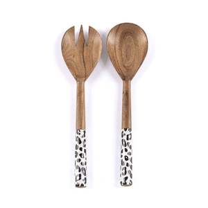 Serveur à salade élégant en bois artisanal avec poignées en résine noire et blanche de haute qualité pour la maison, la cuisine, les restaurants et les hôtels. - Product Image 1