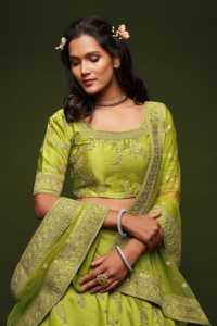 Ensemble de robe de mariée élégante en soie verte néon brodée, Lehenga Choli, pour cérémonie de demoiselle d'honneur - Product Image 2