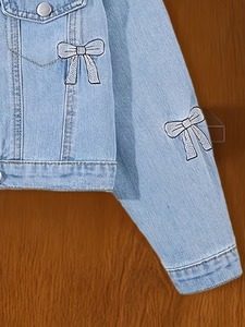 Veste en jean bleu clair pour femme avec broderie nœud, coupe décontractée, col montant, style urbain, tissu délavé, idéale pour le printemps - Product Image 5