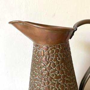 Jarra de cobre martillado con acabado antiguo y asa larga, perfecta para servir agua y para ocasiones especiales, venta al por mayor desde India. - Product Image 2