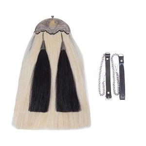 Sporran d'aileron de bagpipe écossais, typiquement orné de crin de cheval blanc, de pompons noirs et d'un cantle chromé gaufré. - Product Image 1