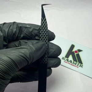 Pince à épiler professionnelle Kaamir Instruments en acier inoxydable noir anti-magnétique à forte adhérence pour extensions de cils en salon - Product Image 3