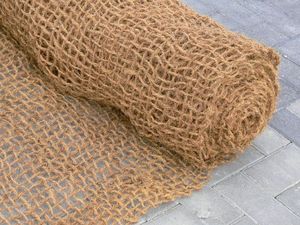 Filet en fibre de coco 100 % naturel Eco2go pour le contrôle de l'érosion des sols, l'aménagement paysager et la protection des pentes - Fabricant Vietnamien - Product Image 4