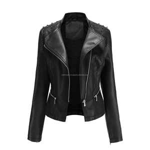 Vestes pour femmes en cuir de style motard décontracté noir avec épaules rondes cloutées coupe ajustée fermeture éclair et poches asymétriques - Product Image 1
