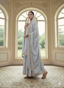 Traje Tradicional Indio Pur Chinon con Bordado de Lentejuelas, Salwar Kameez con Mangas Largas y Moti Latkan Decorativo (Sin Latkan) - Product Image 5