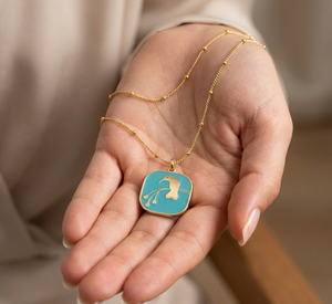Pendentif oiseau géométrique en laiton sculpté à la main, émail bleu, avec chaîne réglable, revêtement anti-ternissement – Tendance - Product Image 6