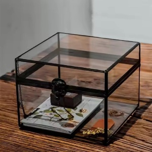 Boîte à bijoux élégante rectangulaire en laiton et verre avec cadre doré et couvercle transparent pour le rangement et la présentation, organiseur de bijoux, boîte en verre - Product Image 2