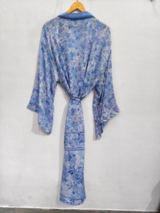 Robe kimono d'été faite à la main en soie patchwork grande taille, style sari indien vintage en tissu recyclé, tenue de nuit longue et ample - Product Image 3