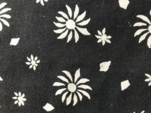 Tissu imprimé à la main 100% coton, base noire, motif floral Buti blanc |   Vente en gros à Jaipur - Product Image 2