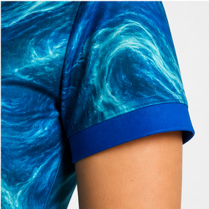 Polo à manches courtes en tissu marbré bleu électrique pour femme avec logo personnalisé, séchage rapide, sublimation, vêtements de sport pour le golf - Product Image 5