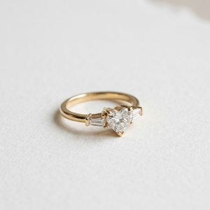 Bague en or 18 carats naturel avec diamant taille cœur central et accents baguette, idéale pour fiançailles, mariage, anniversaire ou comme cadeau de fête pour femme - Product Image 1
