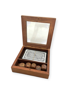 Boîte de rangement décorative en bois naturel et verre pour dés et cartes, avec cinq dés et un jeu de cartes, ensemble de rangement de jeu artisanal en gros - Product Image 2
