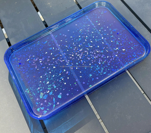 Plateau de service en résine époxy avec finition géode et poignées en métal pour l'hôtellerie et les cadeaux - Product Image 4