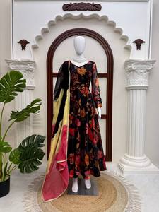 Ensemble robe Anarkali en organza imprimé numérique Tabby de 7 m avec pantalon en micro-coton élastique et dupatta en dentelle IGX 6058 - Product Image 6