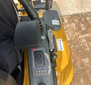 Excavadora de cadenas XE17U de alto rendimiento en oferta: potente, fiable, compacta, mini máquina para movimiento de tierras con motor y bomba de alta eficiencia. - Product Image 5