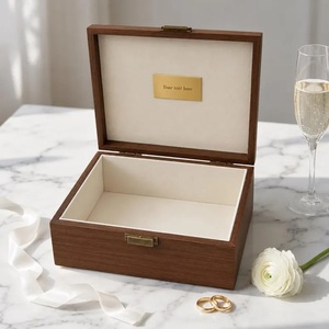 Boîte cadeau en bois gravée personnalisée avec motif lettre, style rustique, écologique et durable, souvenir pour cadeaux de témoin de mariage - Product Image 1