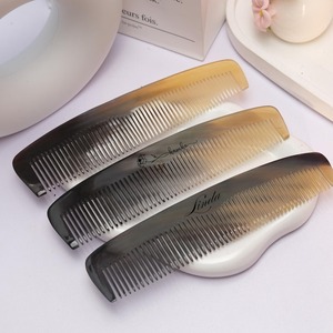 Peigne en corne de buffle naturel de qualité supérieure, fait main, à dents fines et larges, pour le coiffage des cheveux, disponible - Product Image 1