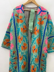 Chaqueta Blusón Larga de Terciopelo con Bordado Floral Suzani, Elegante para Invierno, Relleno de Algodón, Ligera - Product Image 2