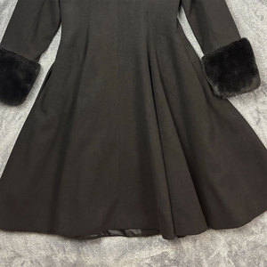 Manteau évasé noir pour femmes avec col et poignets en fausse fourrure, style gothique vintage, tailles personnalisées OEM ODM - Product Image 6