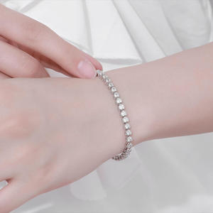 สร้อยข้อมือเทนนิสประดับมอสซาไนต์ทรงหัวใจแบบฝังกรอบ  งานฝีมือสำหรับผู้หญิง  เครื่องประดับแต่งงานสุดคลาสสิก - Product Image 3