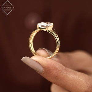 Anillo de Diamante Corte Esmeralda en Oro Amarillo, Diseño de Lujo con Tallo Dividido, Joyería de Compromiso para Mujer, Regalo - Product Image 2