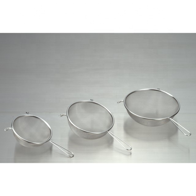 Colino A Maglia Fine In Acciaio Inox – Diametro 14 Cm – Con Manico Lungo Termoresistente E Gancio – Scolapasta Per Pasta E Verdure