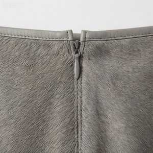 Jupe courte en fausse fourrure pour femme, coupe trapèze, couleur unie, taille normale, style automne - Product Image 4