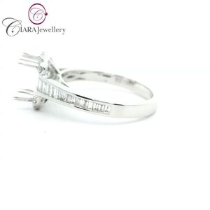 ชุด AU750 18K สีขาวทองคลาสสิกแถบเพชรบาแก็ตพร้อมด้วยเพชรทรงกลม1.00CT ทรงมรกต - Product Image 2