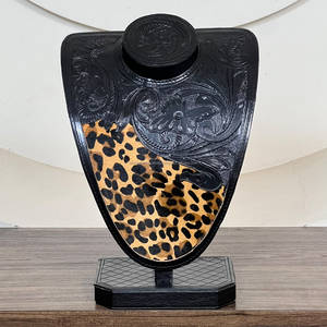 Présentoir de bijoux en cuir véritable fait main 2026, motif léopard, pour colliers, présentoir de comptoir pour la vente au détail - Product Image 3