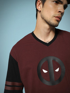Camiseta de Hombre con Cuello en V, Logotipo con Estampado Metálico, Manga Raglán, Ribete en Contraste, Corte Regular, Estilo Casual, Algodón Jersey - Product Image 1