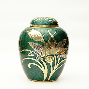 โกศทองเหลืองขัดเงาลายไม้คลาสสิกที่มีการแกะสลักใบสีเงินที่ซับซ้อนบนแถบมีจำหน่ายในราคาขายส่ง - Product Image 4