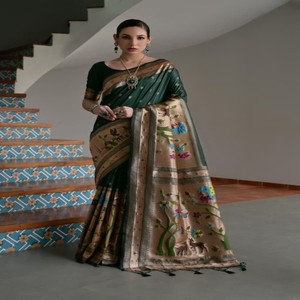Sari Paithani en soie Banarasi douce VASTRA COTTAGE avec broderie Zari, pallu Paithani, bordure Meena, pompons fantaisie et pièce de tissu pour la blouse - Product Image 5
