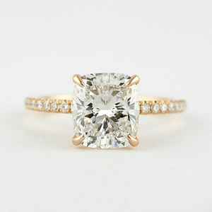 Bague de fiançailles en diamant taille coussin en or 14 carats avec diamants latéraux, certifiée IGI, style classique - Product Image 1