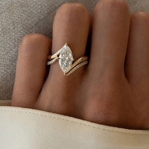 Anillo de Compromiso con Diamante Corte Marquesa, Oro Sólido de 18K, Engaste de Garras, Banda Pavé, Joyería Fina Clásica para Mujer - Product Image 1