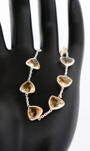 กำไลข้อมือเงินแท้ 925 ประดับอำพันซิทรินสีเหลืองธรรมชาติทรงทริลเลียนคัท พร้อมสายโซ่แบบมินิมอลปรับได้ - Product Image 6