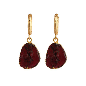 Pendientes de aro de granate en bruto, aros martillados chapados en oro, piedra de nacimiento de enero, regalo de joyería bohemia con gemas para ella - Product Image 1