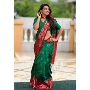 Sari de Seda Suave Verde y Rojo con Bordado Floral y Zari, Diseño Tradicional - Product Image 1