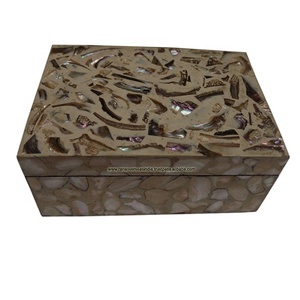 Boîte organisatrice carrée en bois faite à la main avec finition en verre rayé, idéale pour les bijoux, les accessoires, le bureau et la maison, aux meilleurs prix - Product Image 1