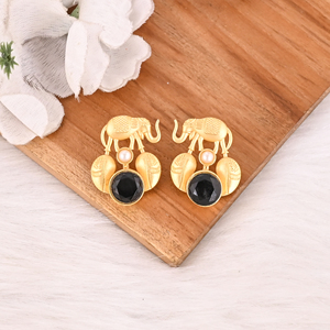 Boucles d'oreilles pendantes en onyx noir naturel et perle, plaquées or, en laiton, bijoux faits à la main pour femmes - Product Image 2