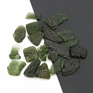 Piedra preciosa en bruto de moldavita natural de República Checa, piedras de moldavita verde natural para joyería, precio al por mayor, piedra preciosa suelta - Product Image 4