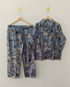 Ensemble de pyjama élégant pour femmes en coton bleu indigo tissé et imprimé à la main, ensemble de vêtements de détente artisanal en deux pièces, motif de chat fantaisiste, été - Product Image 1