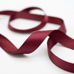 Cinta de satén de una sola cara color borgoña de 6 mm, fabricante, 20 rollos x 8 metros, para empaques de boutique, regalos gourmet, decoración navideña - Product Image 1