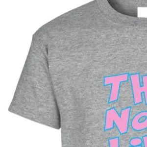 เสื้อยืดแขนสั้นเด็ก Heather Grey ลายกราฟิก สีชมพู สีฟ้า พิมพ์ลายตัวอักษร "They Not Like Us" คอกลม สวมใส่สบายทุกวัน แฟชั่นเด็ก - Product Image 3