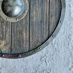 Escudo de madera de estilo medieval, hecho a mano, redondo, para fiestas de disfraces, festivales históricos, actuaciones teatrales y escenarios. - Product Image 3