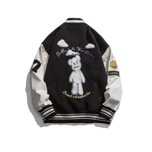 Chaqueta de Béisbol Personalizada de Fábrica con Parches, Estilo Casual Urbano, Chaqueta Bomber con Apliques de Osito de Peluche y Parches de Letras para Hombre - Product Image 2