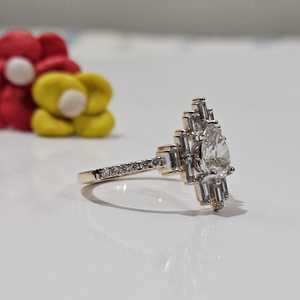 Anillo Elegante para Mujer con Diamantes Cultivados en Laboratorio, Corte Pera y Baguette, en Oro Sólido de 10K, Joyería de Compromiso para Enamorados - Product Image 3